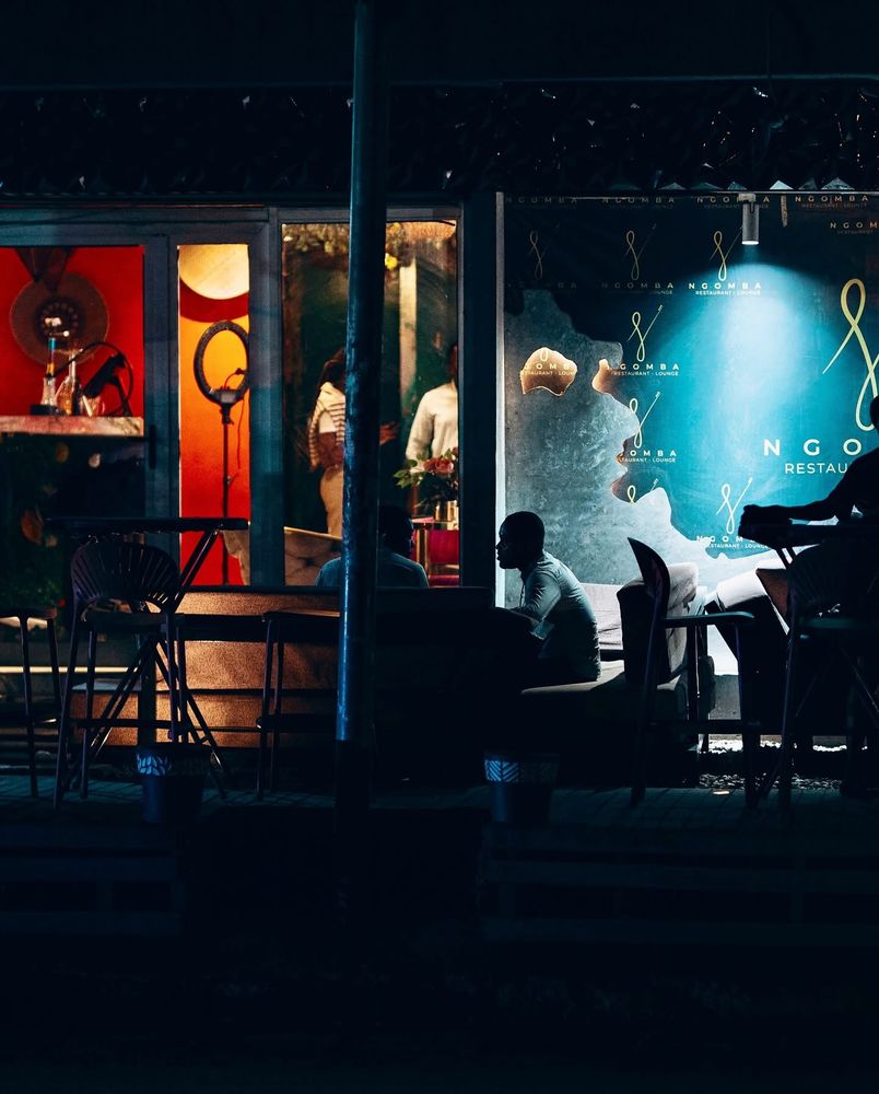 Terrasse du restaurant NGOMBA de nuit